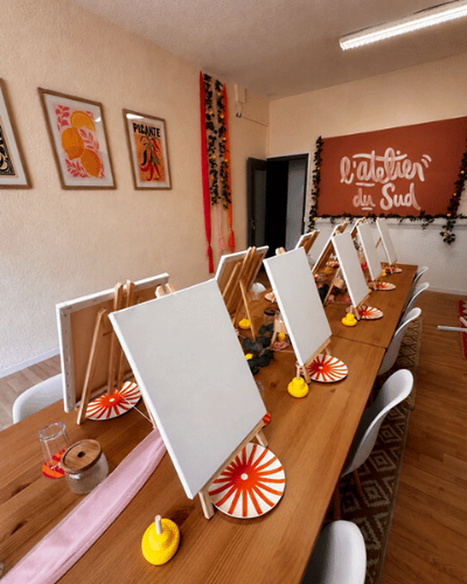 La grande table de l’atelier à Perpignan