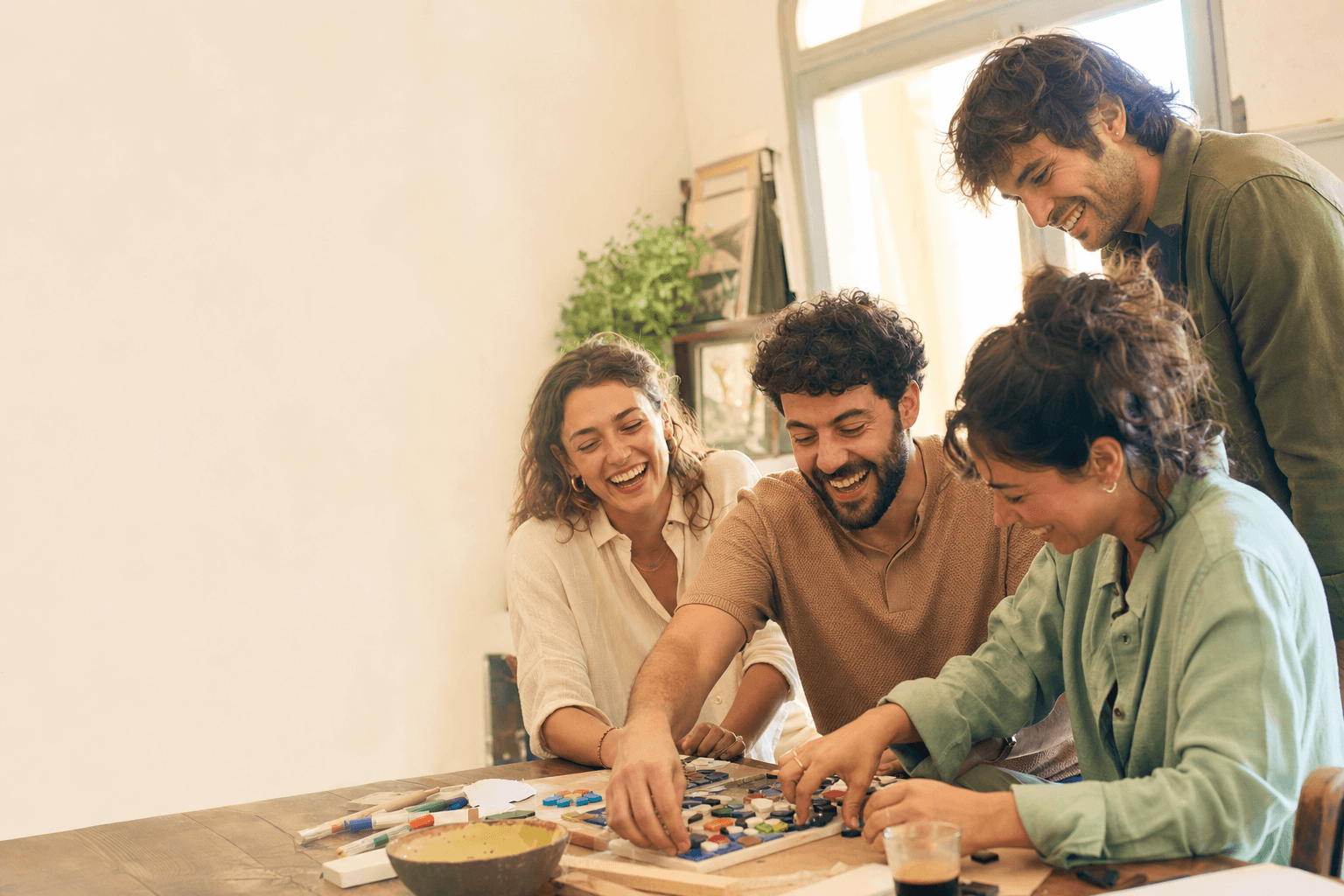 Groupe d’amis qui partage une activité créative, image d’ambiance
